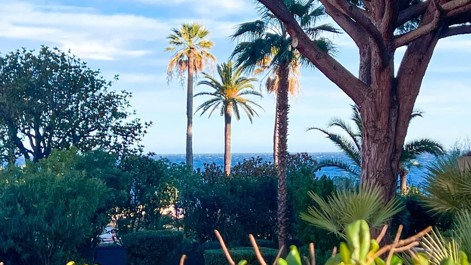 Cannes 3-Bedroom Apartment Direct Sea Access In A Quiet Area With Parking