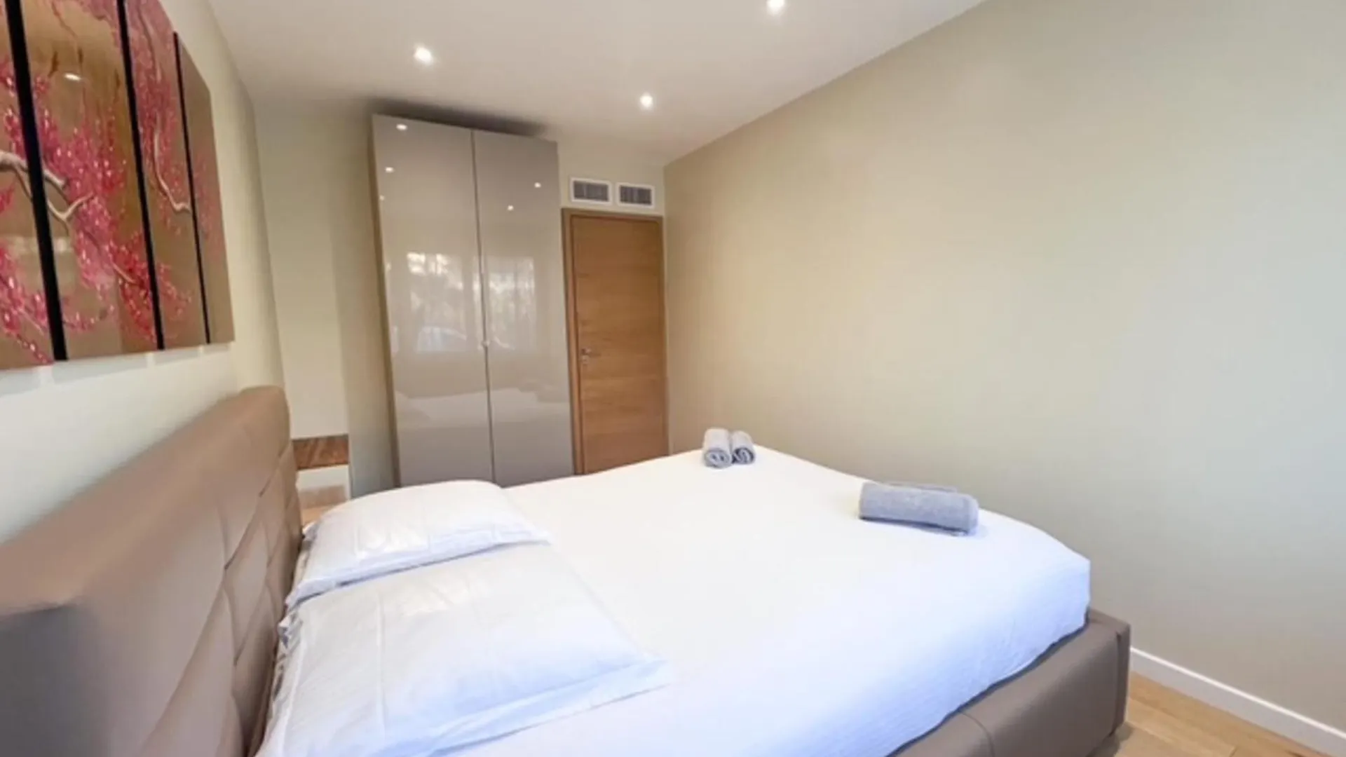 Cannes 3-Bedroom Apartment Direct Sea Access In A Quiet Area With Parking