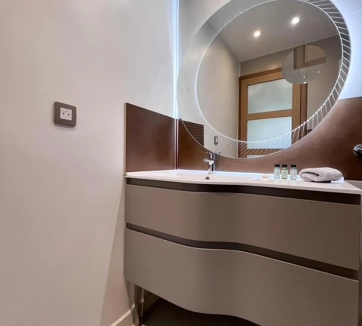 Cannes 3-Bedroom Apartment Direct Sea Access In A Quiet Area With Parking