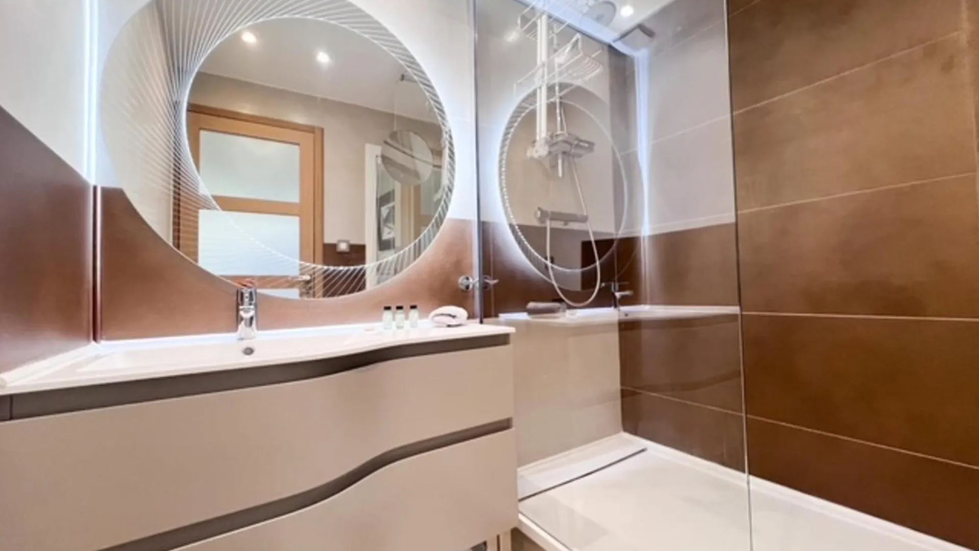 Cannes 3-Bedroom Apartment Direct Sea Access In A Quiet Area With Parking 0*,  Fransa